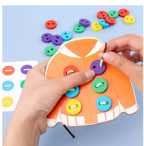 صورة لعبة ربط الملابس الخشبية، لعبة خيوط المهارات الحركية الدقيقة من مونتيسوري للطفل، لعبة بطاقات الأربطة، هدايا لعبة التطوير المبكر