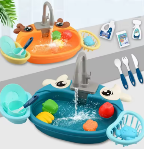صورة مجموعة ألعاب المطبخ للأطفال الصغار مع مياه متداولة كهربائية، حوض غسالة الأطباق، لعبة التظاهر الخيالية للأطفال الأولاد والبنات الذين تتراوح أعمارهم بينها