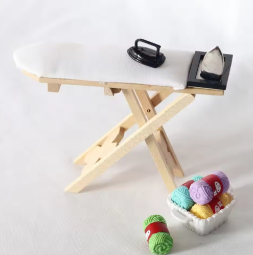 صورة طاولة كي خشبية للدمى ، أثاث محاكاة ، معدن وراتنج